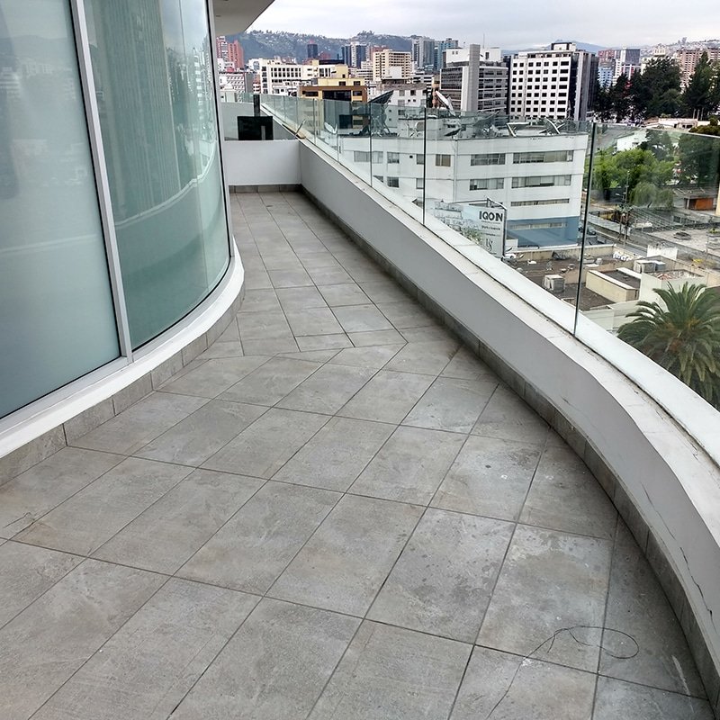 terraza edificio cesped sintetico