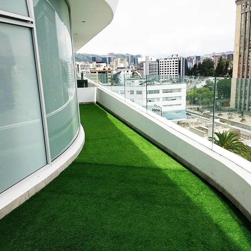 terraza edificio decoracion cesped sintetico ecuador
